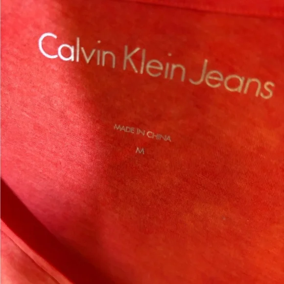 Calvin Klein Jeans Coral Tie-Dye V-Neck Top - Picture 2 of 2